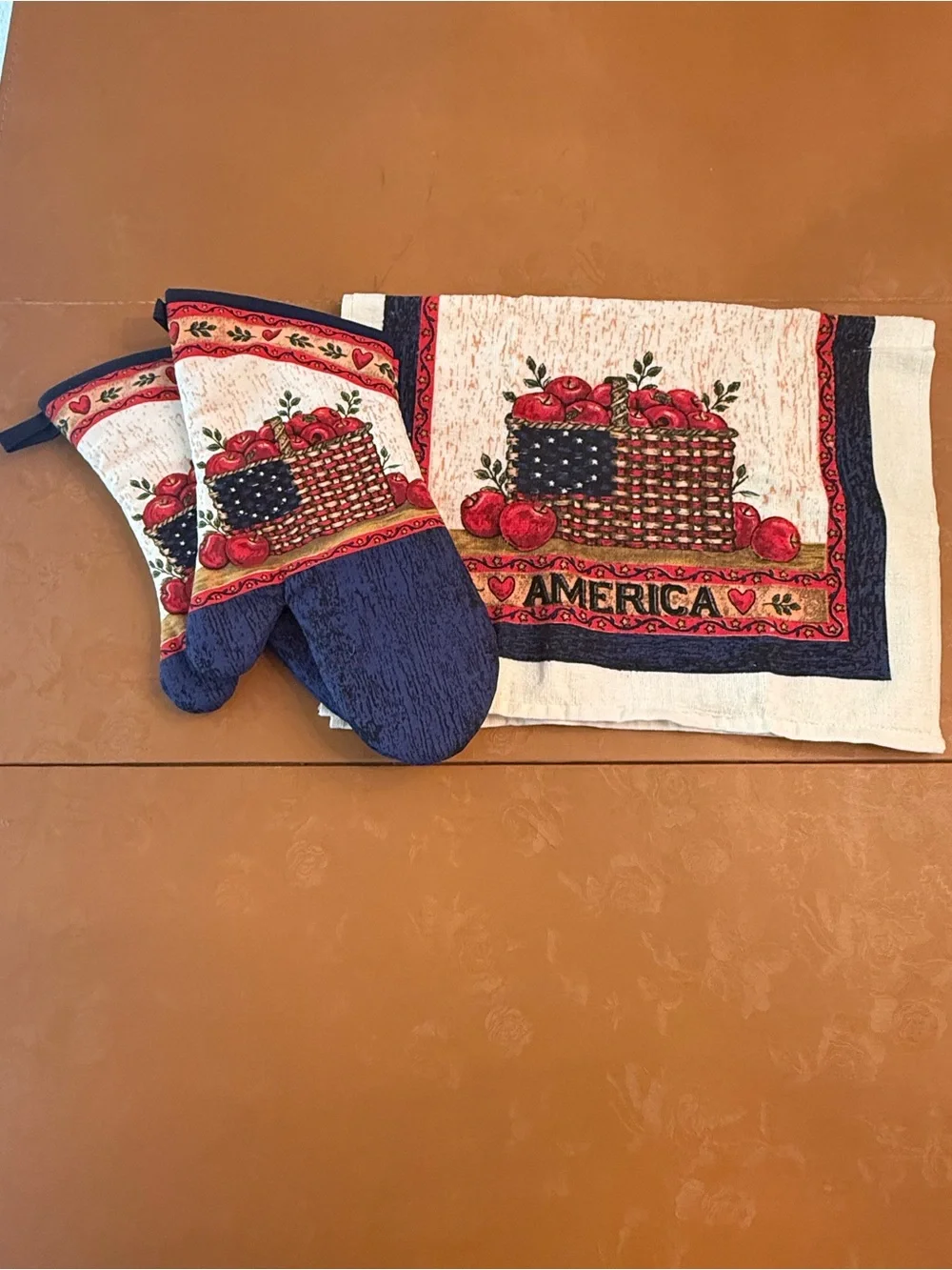 America Apple Basket Oven Mitts and Kitchen Towel Set - Red & Navy